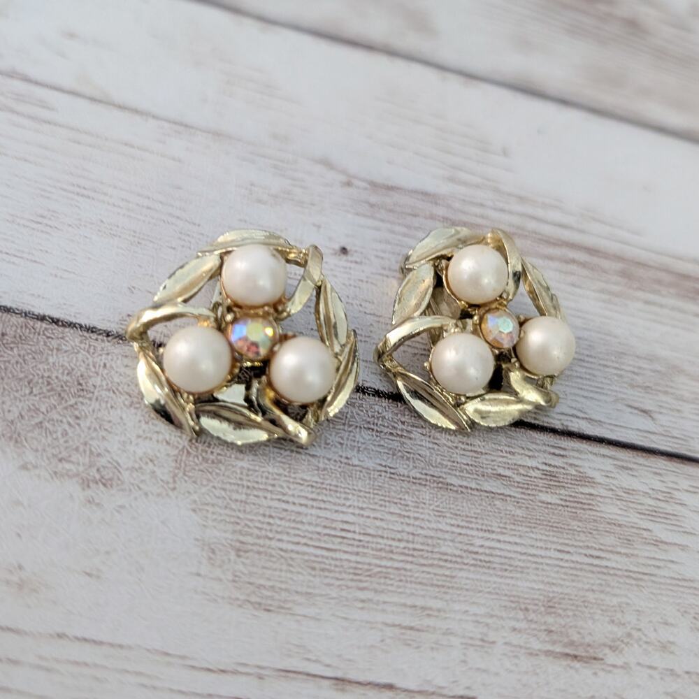Vintage Clip On Earrings 7/8" Gold Tone, Faux Pearl, Iridescent Center